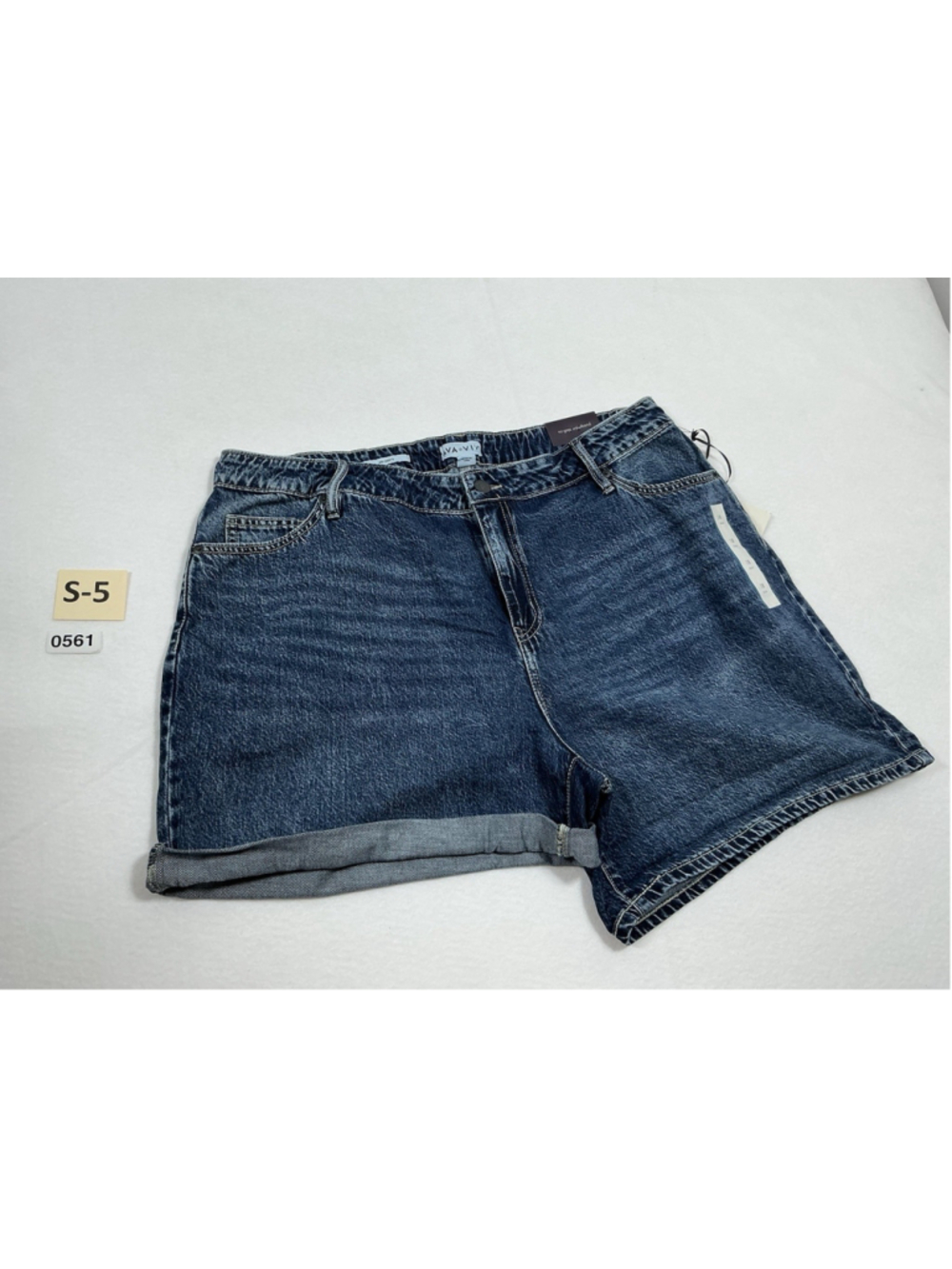 Womans NWT Ava & Viv Relaxed Fit Blue Jean Shorts Size 18 - Picture 9 of 10
